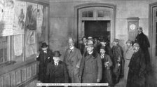 'L'arrivee de la delegation allemande; L'arrivee des plenipotentiaires allemands a..., 1919. Creator: Unknown.