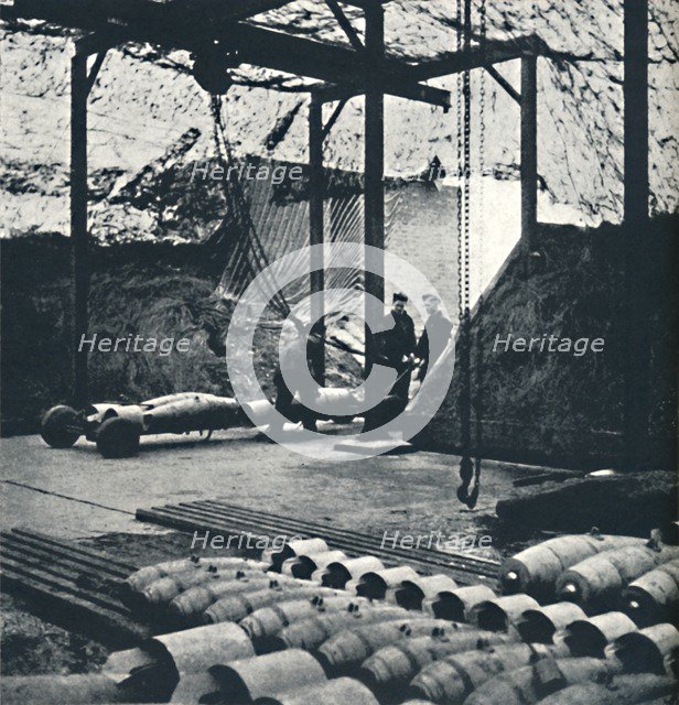 'Bombing up', 1941. Artist: Cecil Beaton.