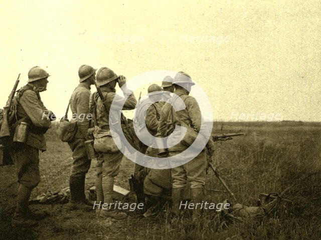 '' A l'est de Montdidier; Mitrailleuse tirant a decouvert sur des groupes d'ennemis en..., 1918. Creator: Unknown.