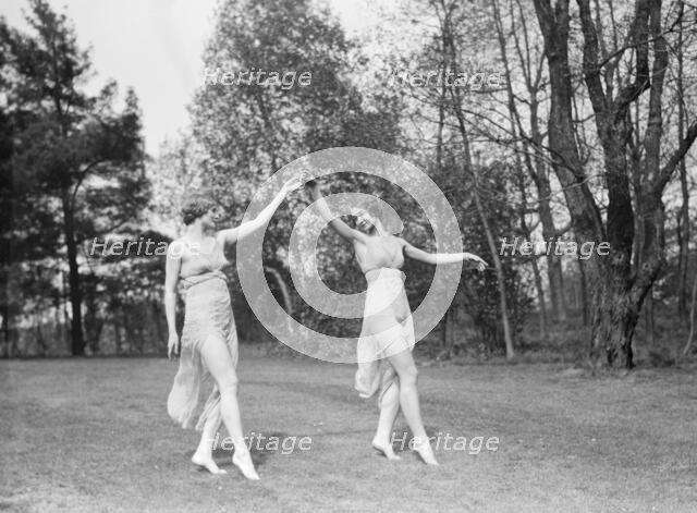 Elizabeth Duncan dancers, between 1916 and 1941. Creator: Arnold Genthe.