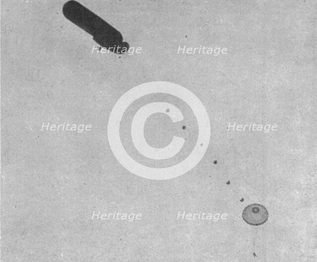 'La "Saucisse"; Le parachute completement ouvert : Experience de descente..., 1916. Creator: Unknown.