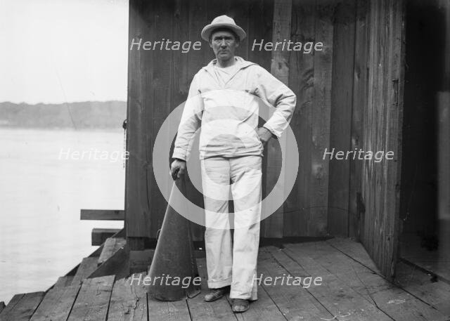 Coach Vail (Wisc) [i.e., Wisconsin], 1913. Creator: Bain News Service.