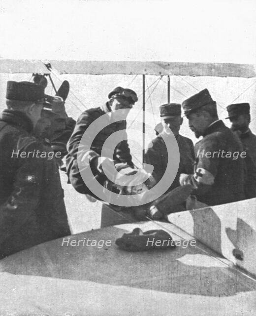 ''Le pilote montre a un major sa jambe fracturee. Deux avieteurs allemands "descendus"..., 1915. Creator: Unknown.