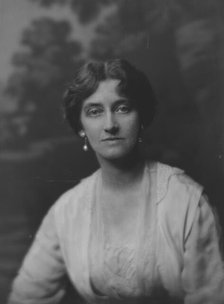Read, William A., Mrs., portrait photograph, 1916. Creator: Arnold Genthe.