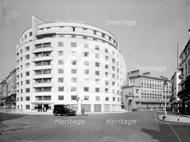 Lowndes Square, Kensington and Chelsea, London, c1930s. Artist: Herbert Felton