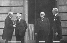 'Le conseil des quatre; Sur le perron de la residence du president Wilson a Paris, 11, place...1919. Creator: Unknown.