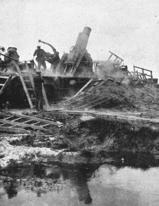'La Bataille de la Somme; sur le front britannique: obusier en action', 1916. Creator: Unknown.