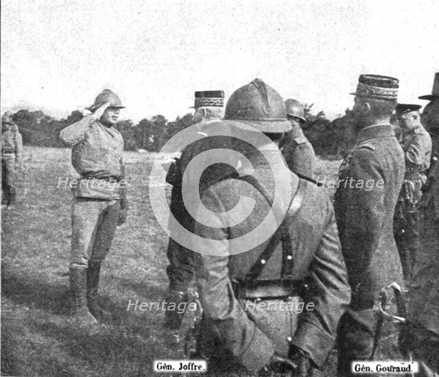 'Visite du general Joffre aux troupes Russes en Champagne; Le general en chef felicite un..., 1916. Creator: Unknown.