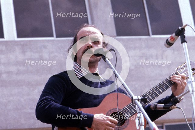 José Antonio Labordeta (1935-2010), Spanish songwriter, photo 1980.