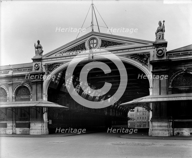 The grand entrance archway to Sir Horace Jones's new Smithfield Market, 1868. Artist: Bedford Lemere and Company