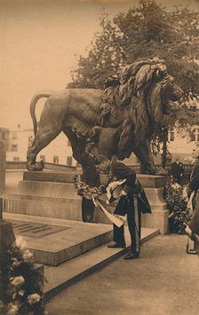 The Cuban Minister lays a wreath in homage to the Unknown Belgian Soldier, Brussels, Belgium, 1927.  Creator: Unknown.