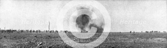 'L'Attaque Britannique du 25 septembre 1916; De gros projectiles ennemis eclatent sur le centre d'un Creator: Unknown.