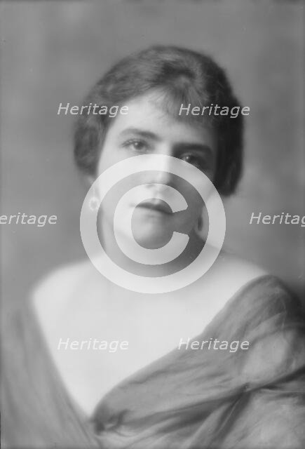 Uhthoff, Sara, Miss, portrait photograph, 1915 July 24. Creator: Arnold Genthe.