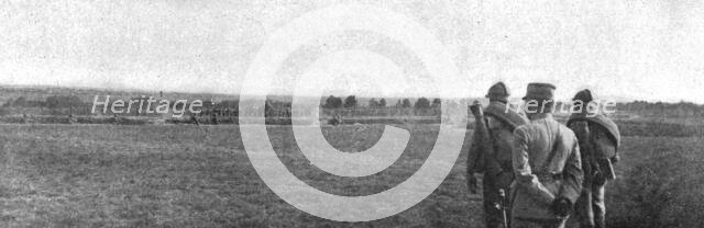 'Visite du general Joffre aux troupes Russes en Champagne; Manoeuvres d'attaque et de..., 1916. Creator: Unknown.