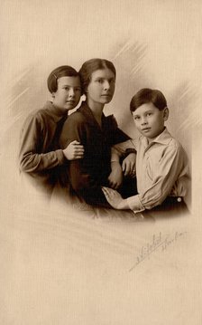 Briner (née Blagovidova) Vera Dmitrievna with her daughter Irina and nephew Julius (Yul..., 1928. Creator: Unknown.