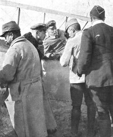 ''Interrogatoire du pilote blesse et de l'observateur. Deux avieteurs allemands "descendus"..., 1915 Creator: Unknown.