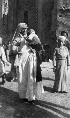 Muslim woman and child, Iraq, 1917-1919. Artist: Unknown