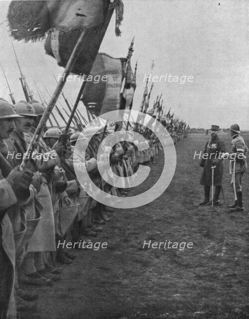 'La parade des drapeaux; Le general Gouraud a reuni les drapeaux de tous les regiments..., 1916. Creator: Unknown.