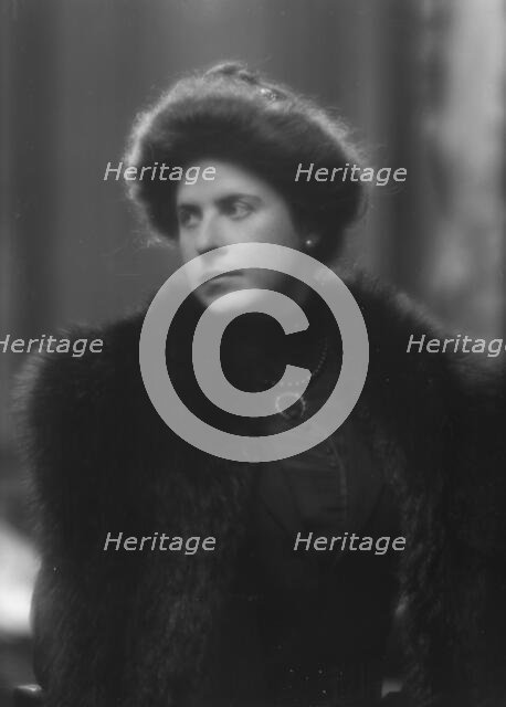 Thomas, S.B., Mrs., portrait photograph, 1912 Nov. 26. Creator: Arnold Genthe.