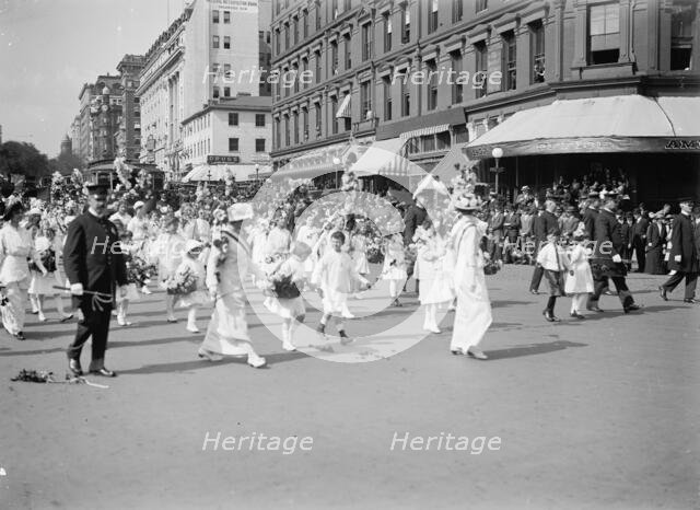 Woman Suffrage - Parade, 1914. Creator: Harris & Ewing.