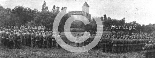'Les Russes en France; un service religieux, au camp Mirabeau, le lendemain du debarquement', 1916. Creator: Unknown.