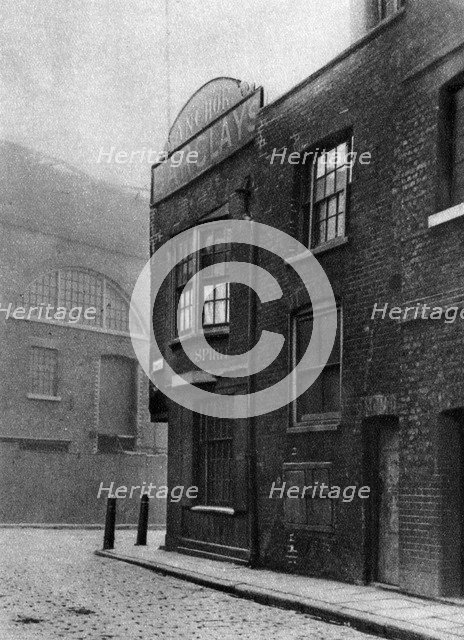 The 'Anchor' tavern at the corner of Bankend and Bankside, London, 1926-1927.Artist: Whiffin