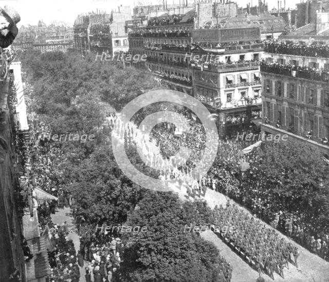 'Le jour de gloire; au coeur de Paris: le defile sur les grands boulevards jusqu'a la place..., 1919 Creator: Unknown.