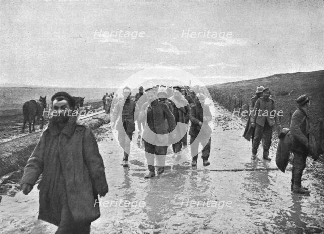 'Apres notre succes du 15 decembre au Nord de Verdun; un convoi de 300 prisonniers...,1916. Creator: Unknown.