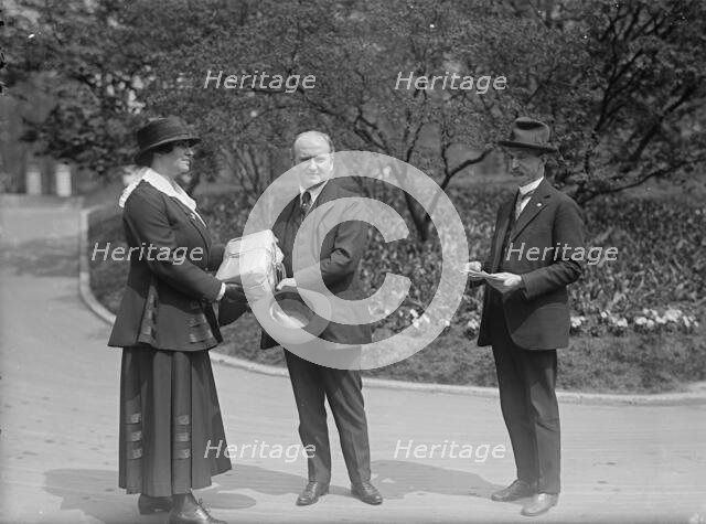 Lillian Cromlein receiving seed from Tumulty, National Emergency War Garden Comm., 1917. Creator: Harris & Ewing.