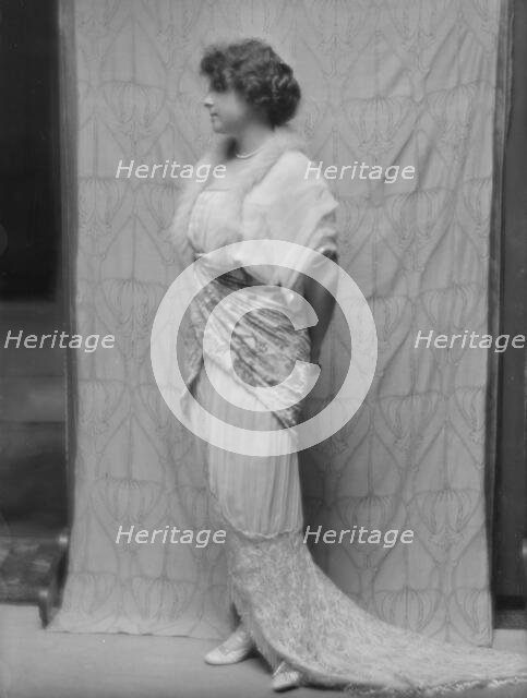 Rancougne, Viscountess de, portrait photograph, 1913. Creator: Arnold Genthe.