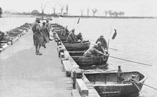 'A Mayence et a Wiesbaden; le premier pont francais jete sur le Rhin, en avent de Mayence... 1918. Creator: Unknown.