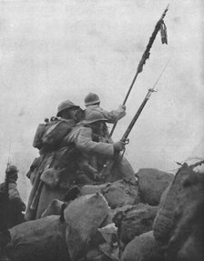 'Le drapeau a l'attaque; Le colonel desgrees du lou dressant, sous la mitraill...1915 (1924). Creator: Unknown.