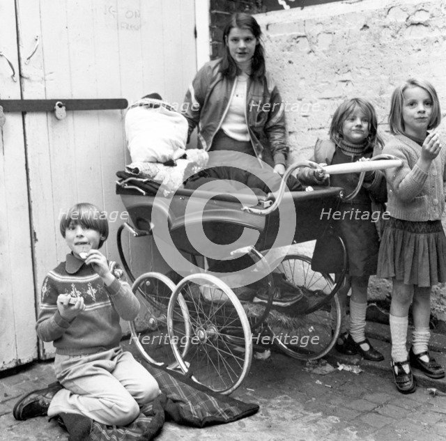 Children playing 'Penny for the Guy' in a London yard, Oct 1978. Artist: Henry Grant