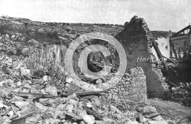 'Sur le front Italien; Sur le Carso, avant l'offensive autrichienne: les ruines du..., 1916 (1924) Creator: Unknown.