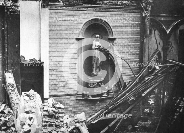 'Un couvent de Termonde incendie par l'ennemi avec une partie de la ville', 1914 Creator: Unknown.