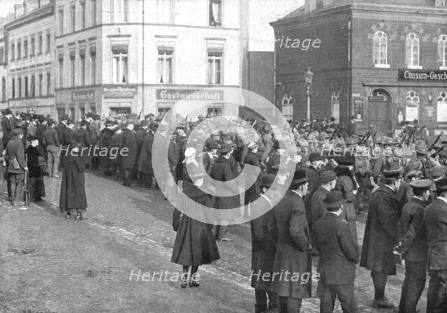 'Les Americains en terre allemande; Le 1er decembre, les habitants de Treves, en hais..., 1918. Creator: Unknown.