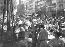'Paris pendant la "Bataille de Paris"; aux Halles: les fleurs', 1918. Creator: Unknown.