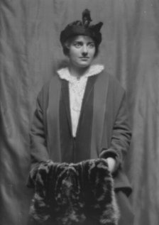 Damrosch, Alice, Miss, portrait photograph, 1913 Dec. 18. Creator: Arnold Genthe.