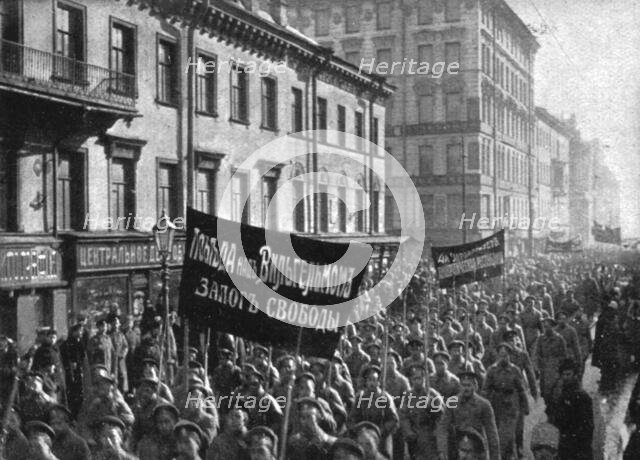 'Les Soubresauts de la Russie; Des soldats patriotes se rendent a la Douma portant un panneau...1917 Creator: Unknown.