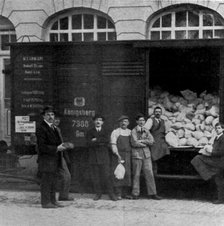 'Les envois de pain; aux prisonniers de guerre: Chargement de pain, a Berne, dans..., 1916. Creator: Unknown.