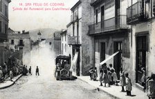 Arrival of a car on the streets of Sant Feliu de Codines, postcard from 1912.