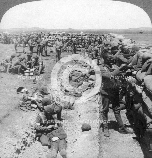 Royal Munster Fusiliers fighting at Honey Nest Kloof, South Africa, 1900.Artist: Underwood & Underwood