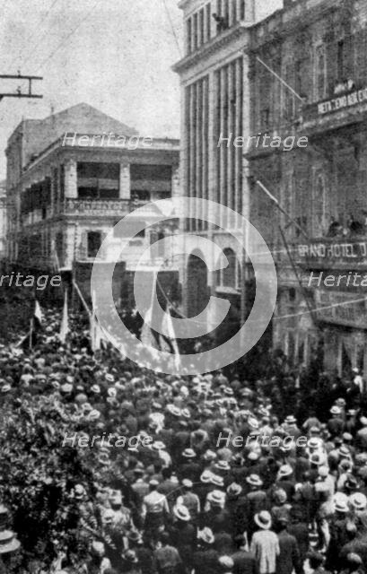 'L'etat de siege a Salonique; Une manifestation, a Salonique, a la nouvelle de l'occupation..., 1916 Creator: Unknown.