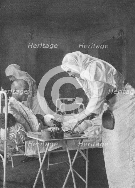 'La Reine Marie de Roumanie au chevet des blesses', 1916. Creator: Unknown.