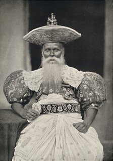 'Ortsvorstand in Kandy in der altsinghalesischen Tracht', 1926. Artist: Unknown.