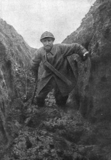 ''L'annee De Verdun; Un Autre Hiver, Les miseres du soldat: un mauvais boyau en Artois', 1915 (1924) Creator: Unknown.