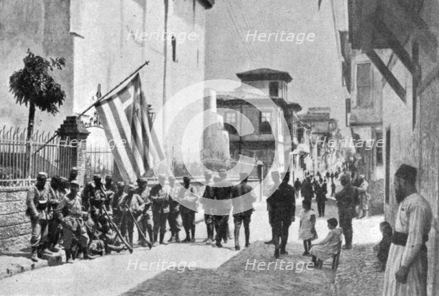 ''L'etat de siege a Salonique; Poste de soldats francais dans une rue de Salonique',1916. Creator: Unknown.