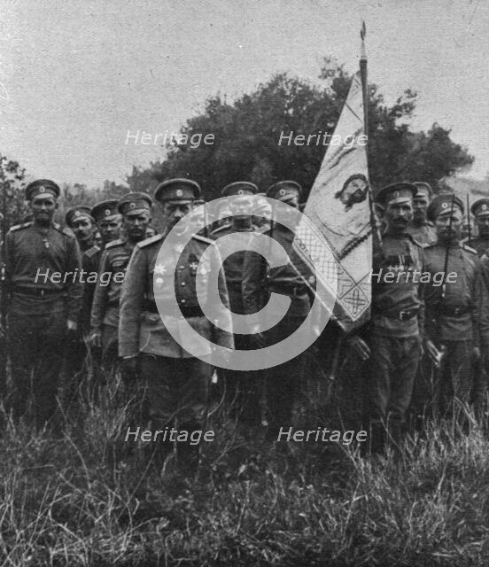 'Les Russes en France; le general Lohvitsky et la drapeau sur lequel est brodee la figure..., 1916. Creator: Unknown.