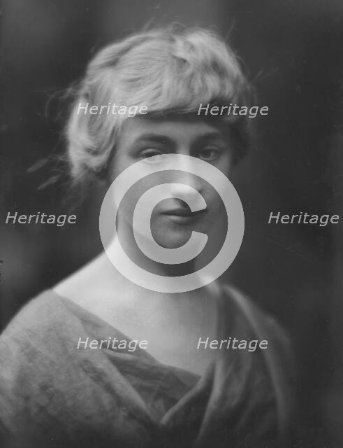 Cordts, Florence, Miss, portrait photograph, 1916. Creator: Arnold Genthe.