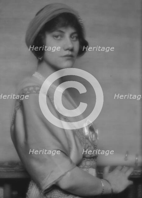 Wyatt, Florence, Miss, portrait photograph, 1912 May 24. Creator: Arnold Genthe.